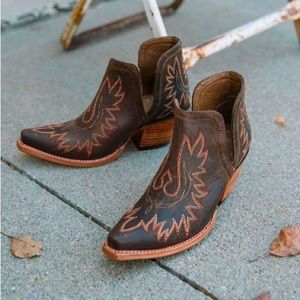 Like New Ariat Dixon Size 6.5 boots.  Zero scratches or scuffs. $160